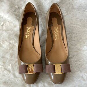 Ferragamo Varina Bow Patent Leather Pumps Neutral Beige Size 5.5